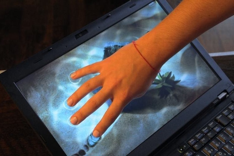Cách sử dụng Laptop màn hình cảm ứng giúp tăng tuổi thọ